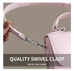 Dettaglio della borsa in pelle rosa che mostra i ganci in metallo argento e le cuciture