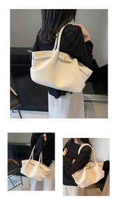 Détail du grand sac cabas en daim beige montrant la texture et le cordon de serrage