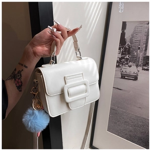 Dettaglio borsa quadrata in pelle PU bianca con fibbia in resina e ciondolo pom-pom