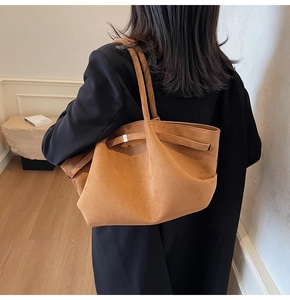 Sac cabas en daim marron porté par un mannequin pour montrer la taille et le style