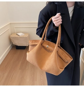 Vue détaillée du sac cabas en daim caramel avec sangle décorative et boucle argentée