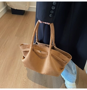 Détail d'un sac cabas marron en daim vintage avec boucle latérale et grande capacité