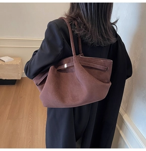Détails de sac cabas en daim marron vintage avec cordon de serrage et plis élégants
