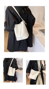 Détail du sac seau blanc crème motif litchi avec boucle de réglage en métal doré