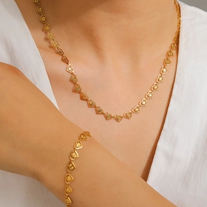 Collection De Bijoux En Acier Inoxydable Avec Collier Et Bracelet À Maillons Cœur Évidés Style Européen Minimaliste Texture Soleil