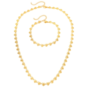 Ensemble collier et bracelet en forme de cœur doré avec détails de texture gravés