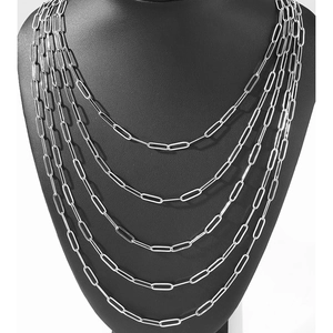 Collier à cinq rangées en acier inoxydable argenté sur un présentoir de mannequin noir