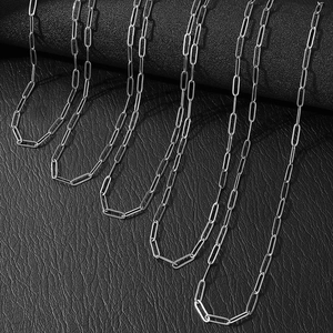 Détail de colliers chaîne trombone en acier inoxydable argenté sur cuir noir