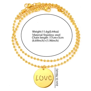 Detailansicht eines goldenen Edelstahlarmbands mit einem 2cm runden LOVE-Anhänger