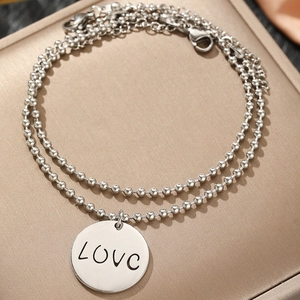 Zweilagiges silbernes Edelstahl-Perlenarmband mit poliertem LOVE-Gravur-Anhänger