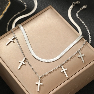 Collier double rang en acier inoxydable avec chaîne serpent et cinq pendentifs croix