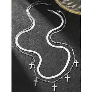 Vue détaillée du collier double couche argenté avec pendentifs croix et chaîne serpent