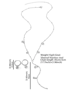 Dettaglio del set di gioielli in acciaio inossidabile con collana a nappa e orecchini a cerchio