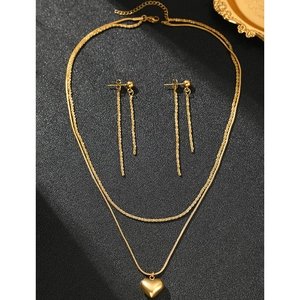 Ensemble collier double rang avec pendentif cœur doré et boucles d'oreilles pompons