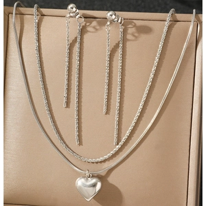 Ensemble minimaliste collier avec pendentif cœur et boucles d'oreilles pompons en argent