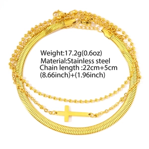 Vue détaillée de la chevillère triple rang en acier inoxydable doré avec pendentif croix