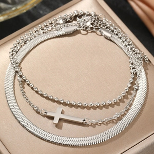 Bracelet de cheville argenté à trois couches avec croix et chaîne serpent sur boîte