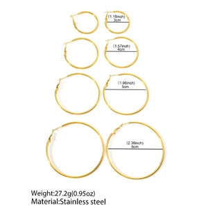 Détail de quatre paires de boucles d'oreilles créoles en acier de 30mm à 60mm
