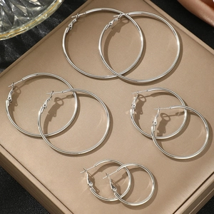 Détail d'un lot de 4 paires de boucles d'oreilles créoles argentées de tailles variées