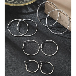 Lot de 4 paires de créoles argentées de tailles variées avec finition métallique polie
