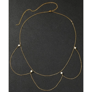 Elegante mehrlagige goldene Taillenkette mit zarten weißen Perlen auf schwarzem Grund