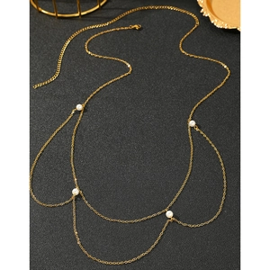 Elegante mehrlagige goldene Taillenkette mit fünf weißen Perlen auf schwarzem Grund