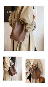 Détails du sac seau en cuir grainé marron pour femme avec fine bandoulière réglable