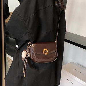 Dunkelbraune Satteltasche im Retro-Stil mit goldener Schnalle und Plüsch-Eiscreme-Anhänger