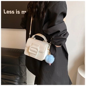 Borsa a tracolla bianca chic con fibbia grande e ciondolo pompon blu