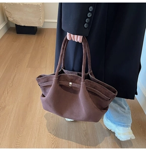 Détail du sac cabas vintage en daim marron café avec boucle en métal et lanière