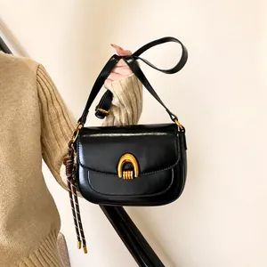 Vintage-Schultertasche aus schwarzem Kunstleder mit goldener Schnalle und Flechtband-Detail