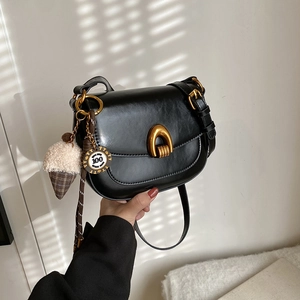 Schwarze Vintage Satteltasche mit goldener U-Schnalle und Eiscreme-Anhänger-Dekor