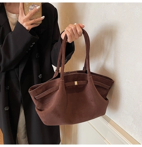 Sac fourre-tout en daim marron porté par un mannequin montrant sa grande capacité mate