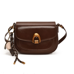 Retro dunkelbraune Satteltasche aus Leder mit Hufeisenschnalle und Plüsch-Anhänger-Detail
