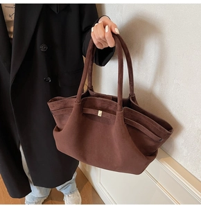 Détail d'un grand sac cabas en daim marron chocolat avec boucle métallique carrée
