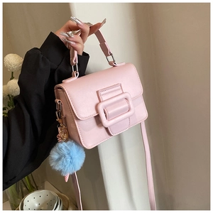 Dettaglio della borsa a tracolla in pelle PU rosa con fibbia e ciondolo in peluche blu