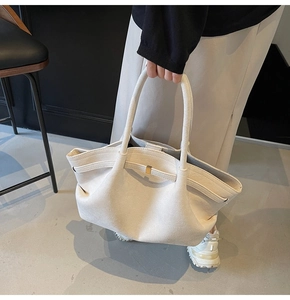 Détail du grand sac cabas minimaliste crème avec texture suédée et boucle dorée chic