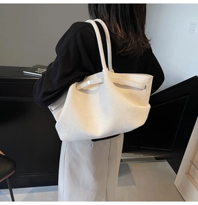 Détail du grand sac cabas beige en daim avec boucles latérales et longues anses fines