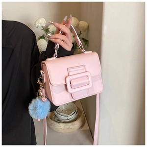 Piccola borsa quadrata rosa con manico superiore e dettaglio charm in peluche blu