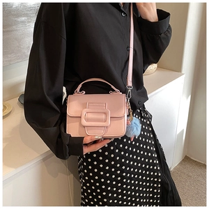Mini borsa a tracolla rosa con fibbia quadrata classica e ciondolo pompon blu a contrasto