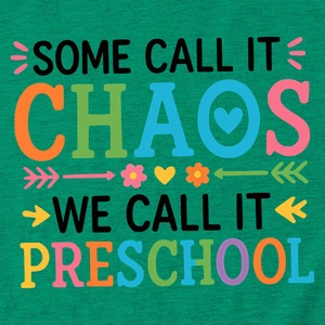 Gros plan du t-shirt enseignante avec lettrage artistique coloré Some Call It Chaos