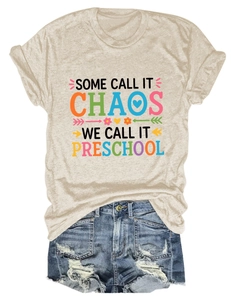 Tenue à plat t-shirt beige imprimé Some Call It Chaos et short en jean déchiré pour femme