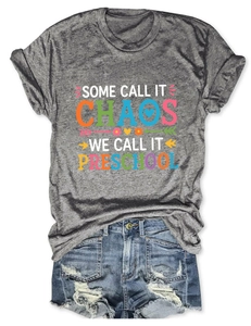 Détail du t-shirt Some Call It Chaos avec imprimé floral et short en jean effilé