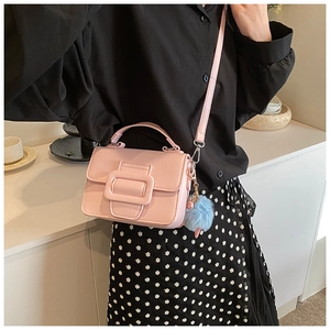 Borsa a mano in pelle rosa con fibbia decorativa e ciondolo pompon in pelliccia blu