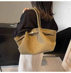 Détail du sac fourre-tout en daim avec cordon de serrage et grande capacité d'usage