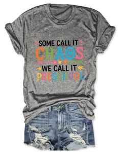 Détail du t-shirt gris avec slogan coloré et short en jean bleu délavé à trous