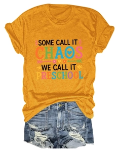T-shirt jaune avec texte imprimé et short en jean vieilli posés à plat pour femme