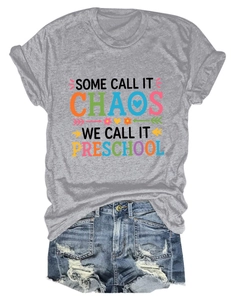 Détail du t-shirt gris avec imprimé Some Call It Chaos Preschool et short en jean