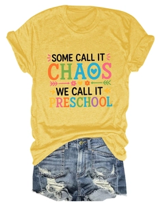 T-shirt jaune à motif 'Some Call It Chaos' avec un short en jean bleu délavé