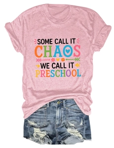 Détail du t-shirt rose avec graphique coloré 'Some Call It Chaos We Call It Preschool'